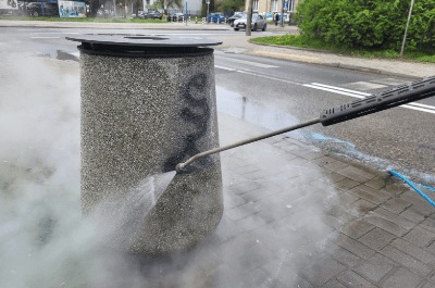 Usuwanie pseudograffiti z kosza, fot Zarząd Oczyszczania Miasta | Autor: ZOM