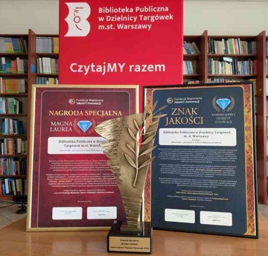 Metroteka wyróżniona nagrodą MAGNA LAUREA – pamiątkowe dyplomy, statuetka i Znak Jakości Biblioteki Publicznej na Targówku