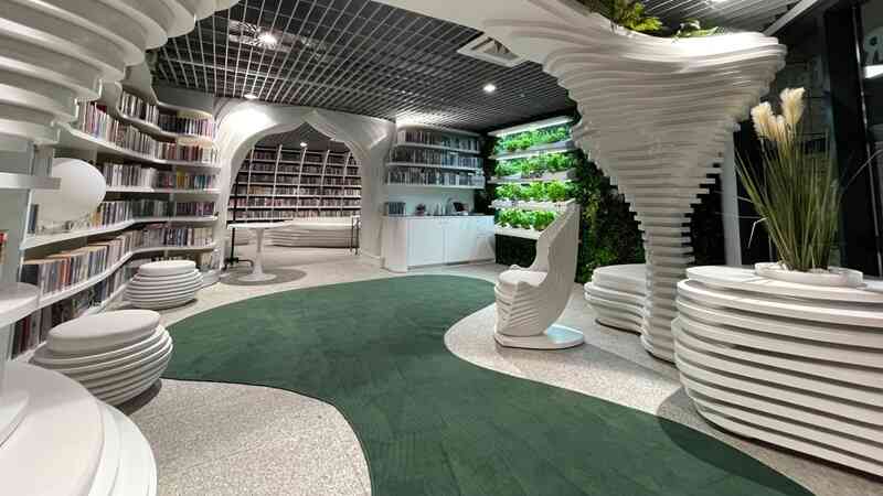 Metroteka na stacji metra Kondratowicza – futurystyczne wnętrze biblioteki z białymi, falującymi formami i zielenią