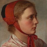 Portret młodej dziewczynki z profilu w czerwonym czepku z kokardą, na neutralnym tle.