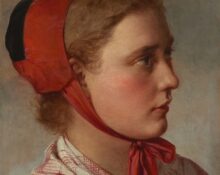 Portret młodej dziewczynki z profilu w czerwonym czepku z kokardą, na neutralnym tle.