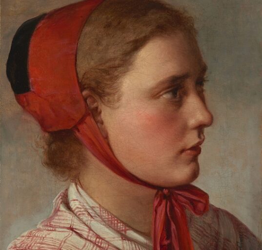 Portret młodej dziewczynki z profilu w czerwonym czepku z kokardą, na neutralnym tle.