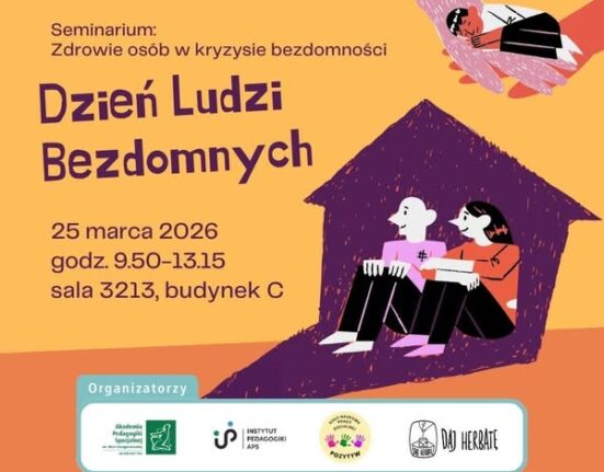 Plakat Informacyjny Seminarium Zdrowie Osób W Kryzysie Bezdomności Przedstawiający Ilustrację Dwóch Osób Siedzących Pod Dachu Kształcie Domu Na Pomarańczowym Tle.