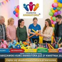 Profesjonalna trenerka Akademii Animatora uczy uczestników kursu stacjonarnego w Warszawie technik modelowania balonów i facepaintingu.