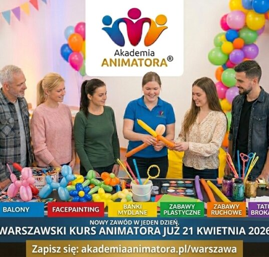 Profesjonalna trenerka Akademii Animatora uczy uczestników kursu stacjonarnego w Warszawie technik modelowania balonów i facepaintingu.