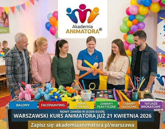 Profesjonalna trenerka Akademii Animatora uczy uczestników kursu stacjonarnego w Warszawie technik modelowania balonów i facepaintingu.