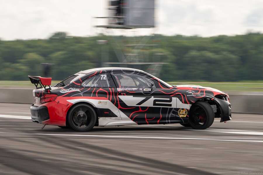 Samochód driftingowy numer 72 BartDrift w akcji podczas Driftingowych Mistrzostw Polski w Katowicach