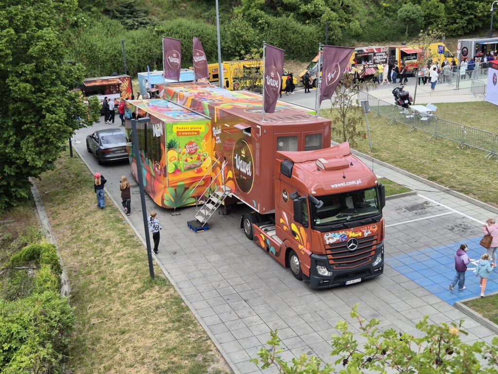 Wawel Truck zaparkowany podczas wydarzenia plenerowego — widok z góry na kolorową ciężarówkę z otwartą naczepą