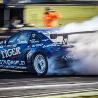 Samochód Piotra Kozłowskiego numer 78 Tiger Energy Drink w dymie podczas Driftingowych Mistrzostw Polski
