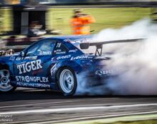 Samochód Piotra Kozłowskiego numer 78 Tiger Energy Drink w dymie podczas Driftingowych Mistrzostw Polski