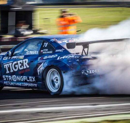 Samochód Piotra Kozłowskiego numer 78 Tiger Energy Drink w dymie podczas Driftingowych Mistrzostw Polski
