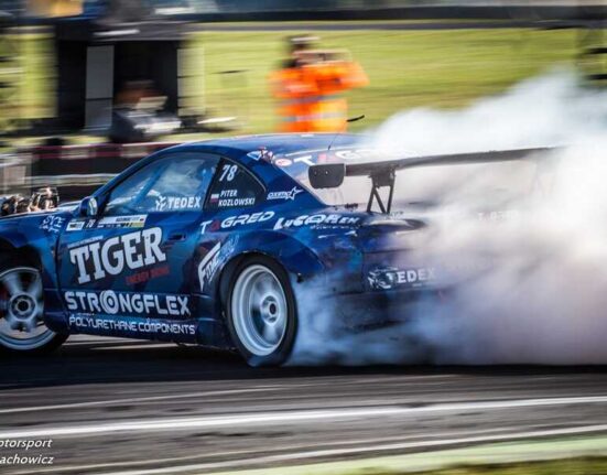 Samochód Piotra Kozłowskiego numer 78 Tiger Energy Drink w dymie podczas Driftingowych Mistrzostw Polski