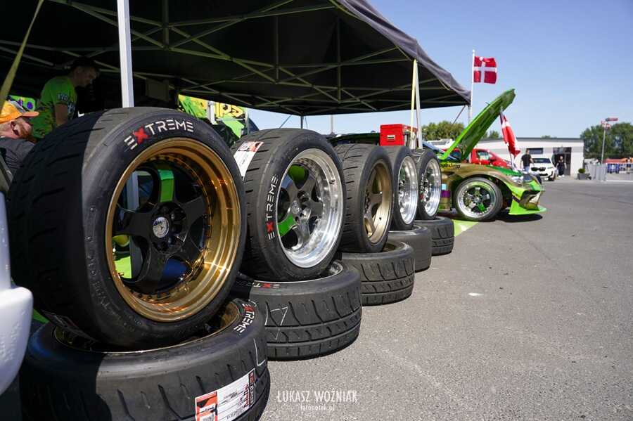 Opony driftingowe Extreme na złotych felgach w boksach podczas Driftingowych Mistrzostw Polski