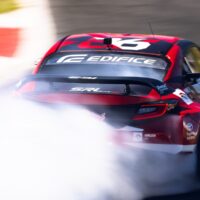 Jakub Przygoński podczas rundy Drift Masters w Madrycie wykonuje efektowny przejazd driftingowy czerwonym samochodem ORLEN OIL w kłębach dymu