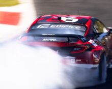 Jakub Przygoński podczas rundy Drift Masters w Madrycie wykonuje efektowny przejazd driftingowy czerwonym samochodem ORLEN OIL w kłębach dymu