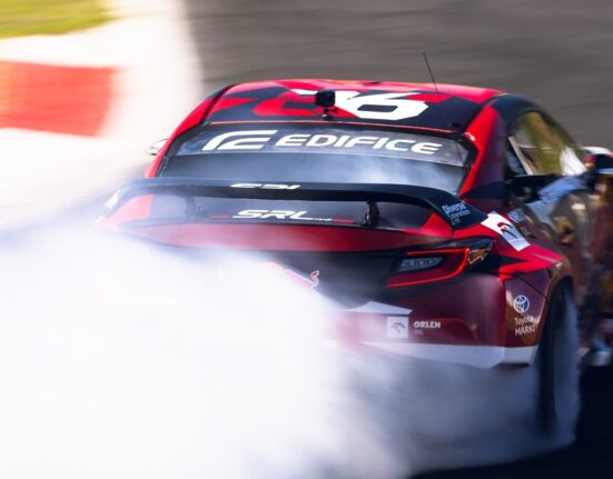 Jakub Przygoński podczas rundy Drift Masters w Madrycie wykonuje efektowny przejazd driftingowy czerwonym samochodem ORLEN OIL w kłębach dymu