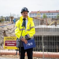 Prezydent Rafał Trzaskowski podpisuje akt erekcyjny pod budowę pływalni przy ulicy Ostródzkiej na Białołęce