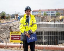 Prezydent Rafał Trzaskowski podpisuje akt erekcyjny pod budowę pływalni przy ulicy Ostródzkiej na Białołęce