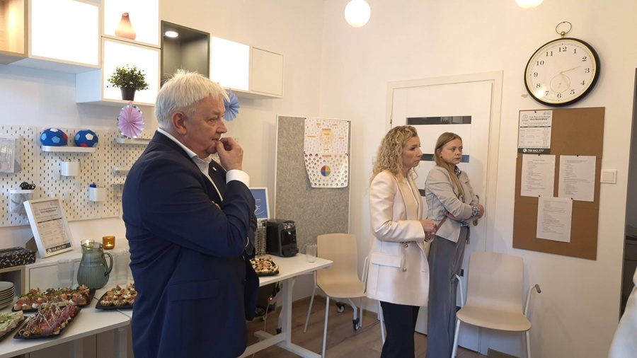 Burmistrz Dzielnicy Włochy Jarosław Karcz podczas otwarcia Punktu Wsparcia Psychicznego „Potrzebna" Fundacji Daj Herbatę w Warszawie