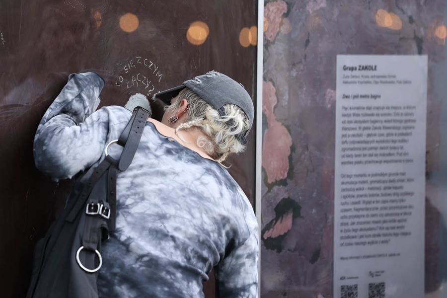 Zwiedzająca ogląda instalację Grupy ZAKOLE na wystawie "Wszystko się zmieni" na Bulwarach Wiślanych w Warszawie