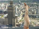 Uczestniczka wykonuje pozycję jogi na tarasie widokowym Varso Tower w Warszawie. W tle widoczny Pałac Kultury i Nauki oraz panorama centrum stolicy.