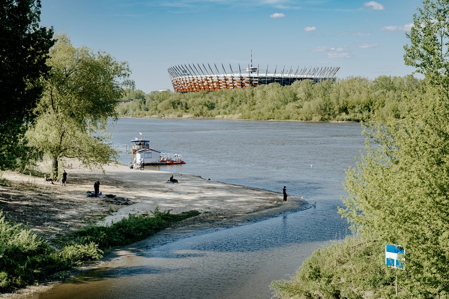 Piaszczysta plaża nad Wisłą z widokiem na Stadion Narodowy w Warszawie
