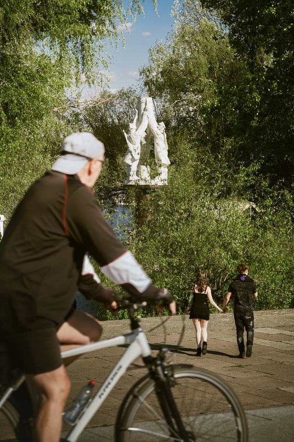 Rowerzyści na bulwarach wiślanych z widokiem na most Świętokrzyski