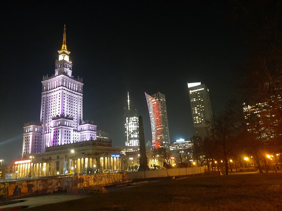 Pałac Kultury i Nauki nocą w otoczeniu warszawskich wieżowców