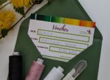 Voucher na kurs krawiecki Szkolenia Krawieckie Danuta Zaczek - bon podarunkowy na naukę szycia w zielonej kopercie