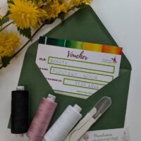 Voucher na kurs krawiecki Szkolenia Krawieckie Danuta Zaczek - bon podarunkowy na naukę szycia w zielonej kopercie