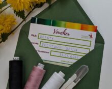 Voucher na kurs krawiecki Szkolenia Krawieckie Danuta Zaczek - bon podarunkowy na naukę szycia w zielonej kopercie