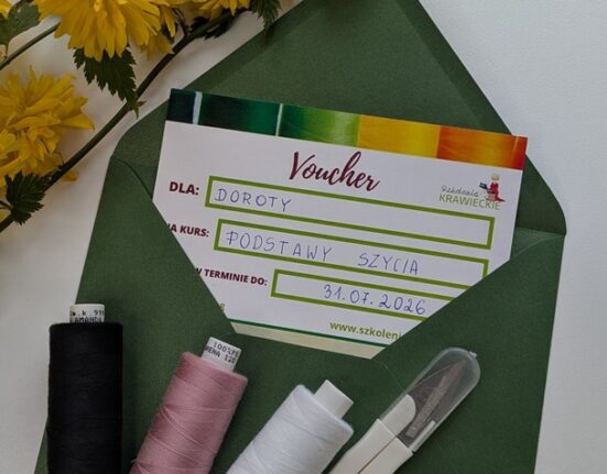 Voucher na kurs krawiecki Szkolenia Krawieckie Danuta Zaczek - bon podarunkowy na naukę szycia w zielonej kopercie