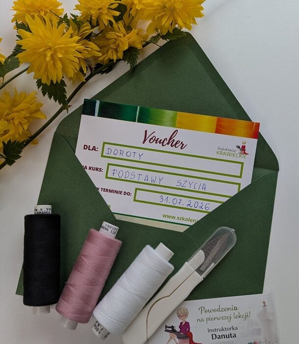 Voucher na kurs krawiecki Szkolenia Krawieckie Danuta Zaczek - bon podarunkowy na naukę szycia w zielonej kopercie