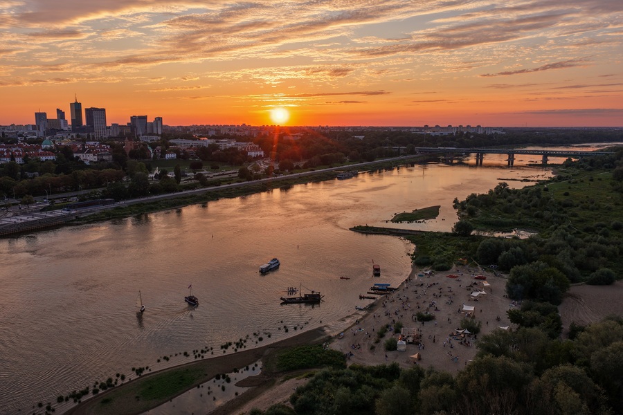 Zachód słońca nad Wisłą w Warszawie - plaża i statki