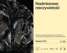 Plakat wystawy zbiorowej "Nadmiarowa rzeczywistość" w Galerii XX1 w Warszawie